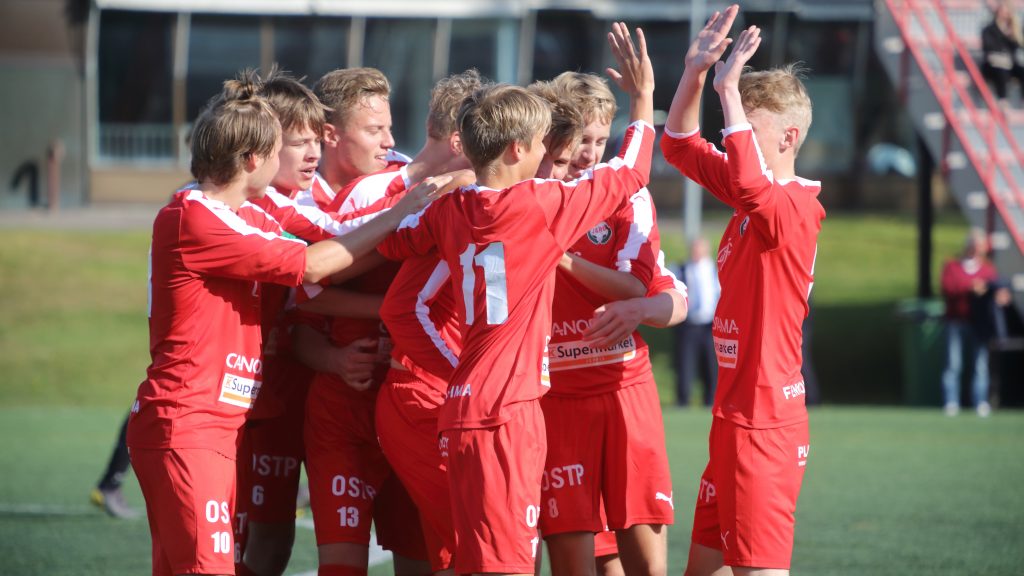 B-juniorit tuulettavat maalia